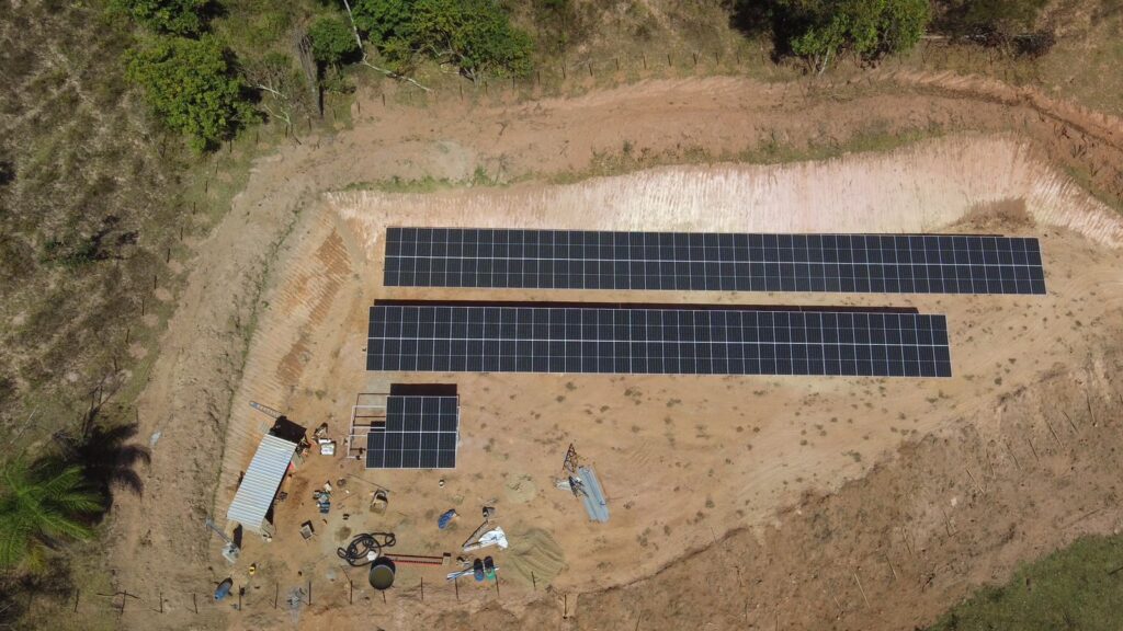 Projeto: Usina Solar "Passabem" Descrição e dimensionamento: 169 módulos de 550w 02 inversores 37,5 KW 01 string box 32E Projeto Solar Siste